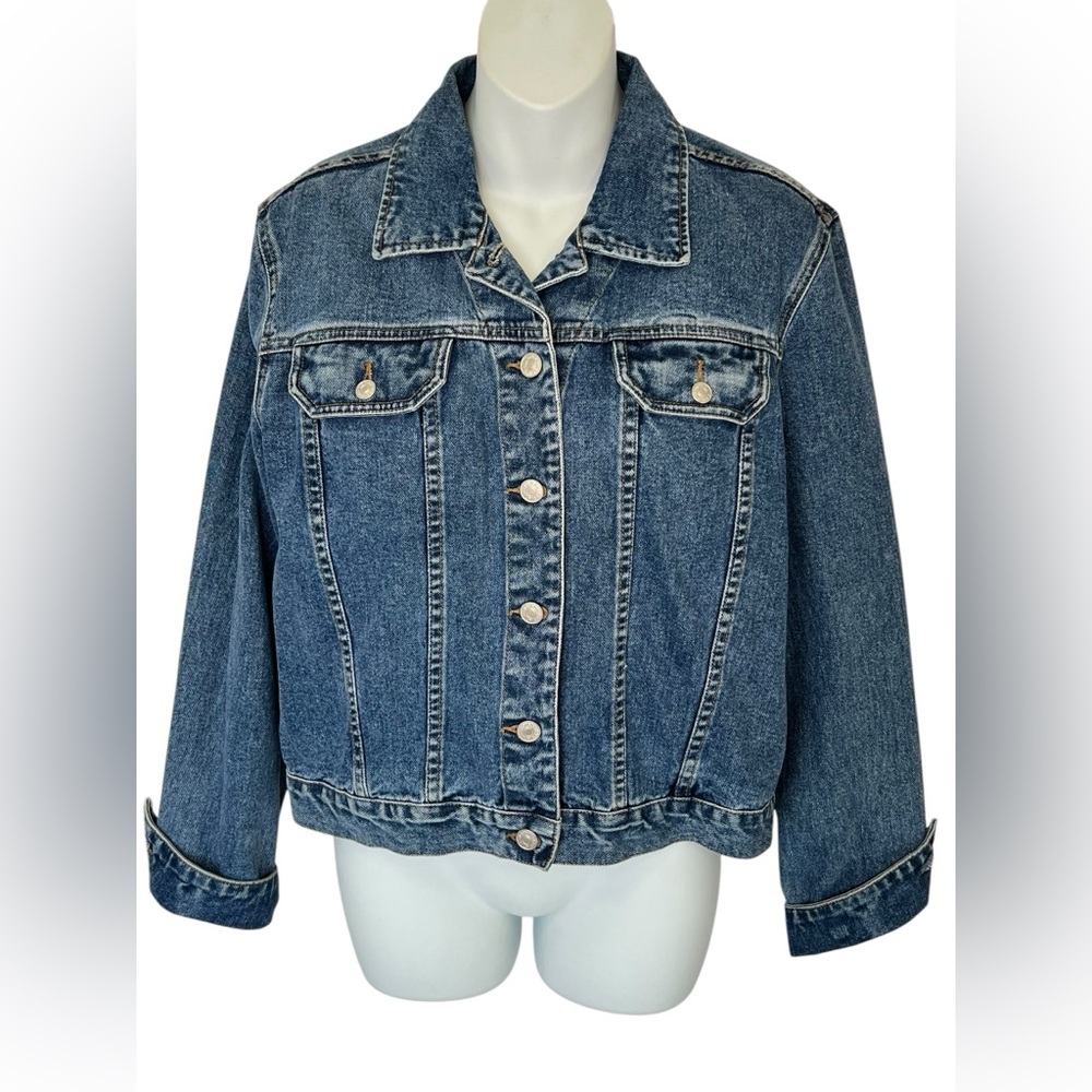 Tommy Hilfiger, Indigo Blue Denim Trucker Jean Jacket size Large. Button Jacket